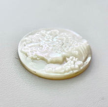 Load image into Gallery viewer, Recycled Shell Round Cameo - 25mm
