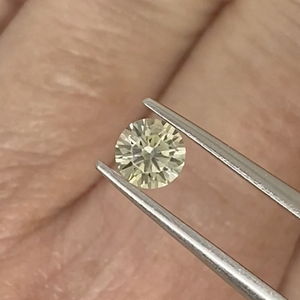 0.64ct Light Yellow-Green Round Sapphire